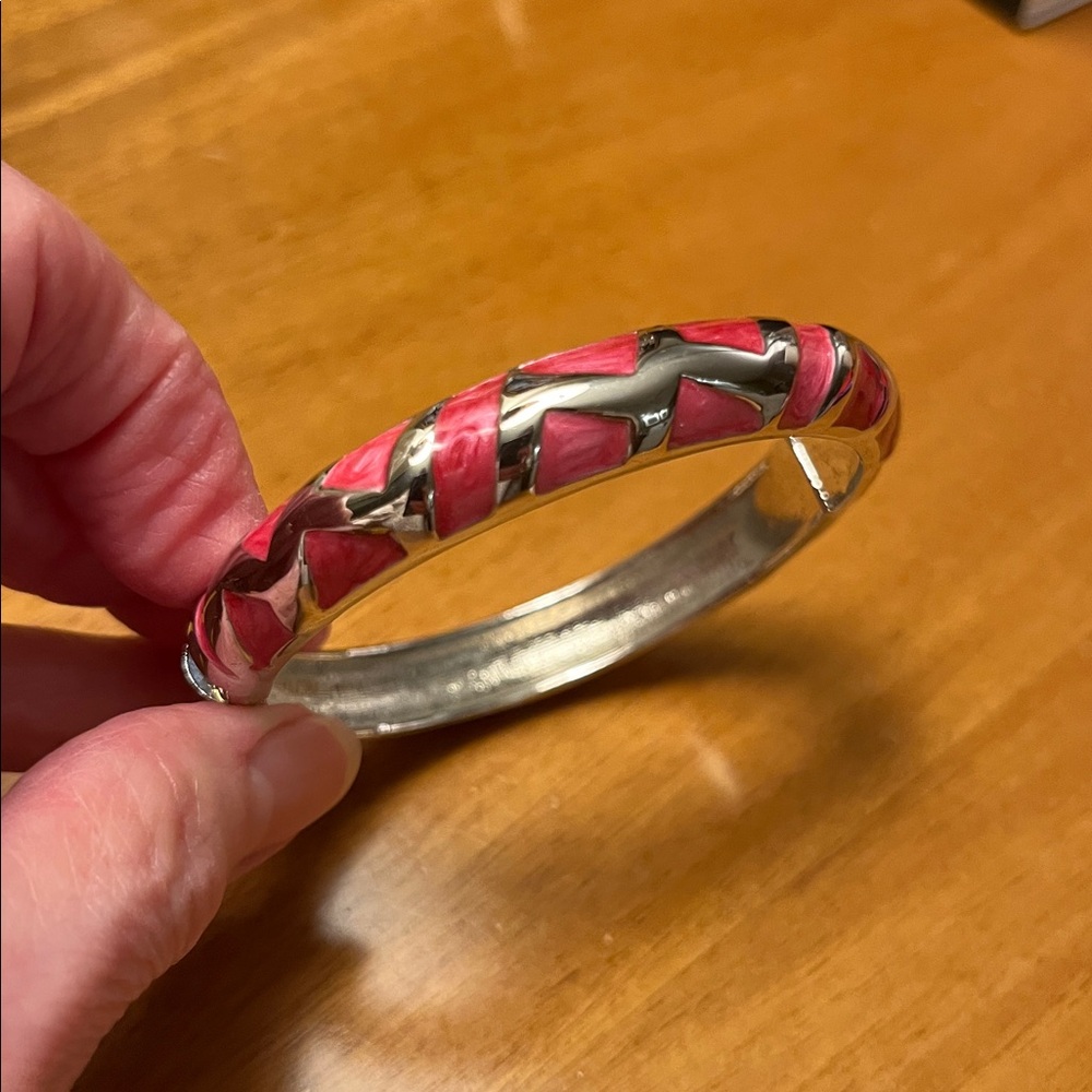 Pink Swirled Enamel Silver Tone Metal Clamper Hinged Bangle Bracelet 7” Fashion